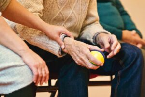 A doença de Parkinson é uma condição neurológica que afeta o sistema nervoso central e prejudica o movimento