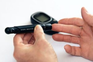 O diabetes é uma doença crônica que, se não diagnosticada e tratada, abre as portas para complicações graves