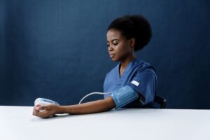 Como normalmente não há sintomas, a maneira mais confiável de determinar os níveis de pressão arterial de um indivíduo é aferir a pressão com precisão