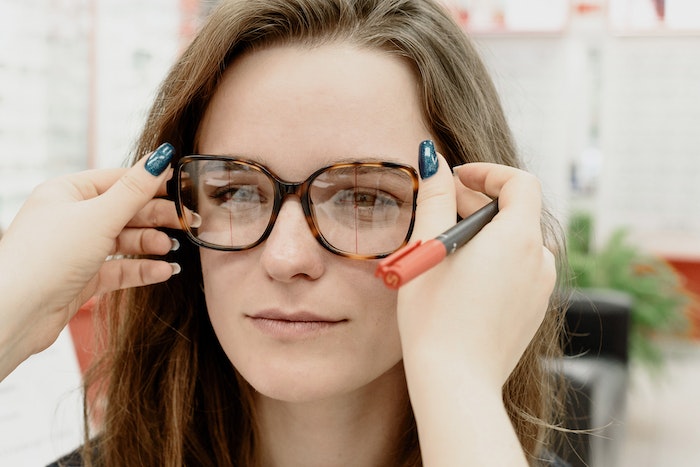 O teste de refração ocular, muitas vezes conhecido como exame de vista ou teste de grau, é um método não invasivo que mede até onde os olhos de uma pessoa podem enxergar e determina o grau dos óculos ou lentes, se necessário.