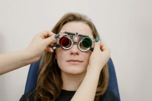 A refração ocular é um fenômeno que acontece quando a luz de um ambiente externo passa pelo globo ocular e forma uma imagem na retina