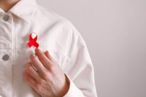 Embora a epidemia de AIDS já se estenda há quatro décadas, ainda há muito estigma e preconceito em torno da doença, por isso a conscientização é a melhor forma de combater isso