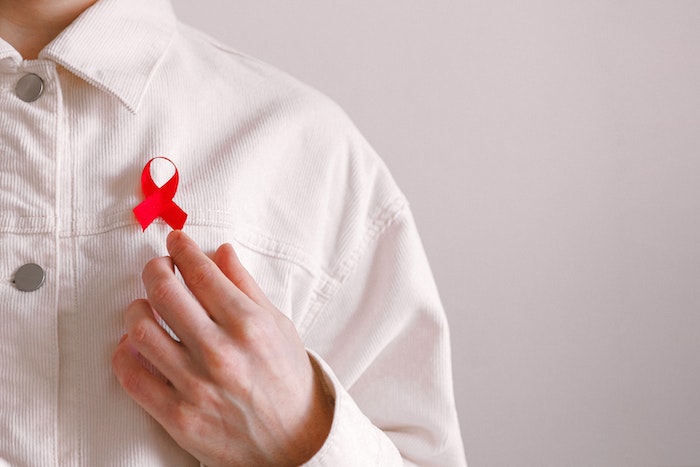 Embora a epidemia de AIDS já se estenda há quatro décadas, ainda há muito estigma e preconceito em torno da doença, por isso a conscientização é a melhor forma de combater isso