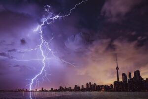 No verão, é comum ter chuva forte e breve, com rajadas de vento, raios e trovões, então é fundamental ter mais atenção para se proteger das tempestades.