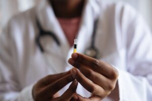 A manutenção da saúde inclui tomar todas as vacinas de rotina que são importantes não só para crianças, mas também para adultos e pessoas com mais de 50 anos