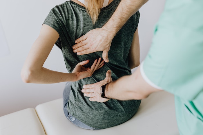 Uma variedade de raízes nervosas que emergem da coluna vertebral constituem o nervo ciático e dores no local podem indicar um problema mais sério