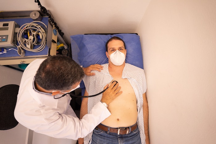 A maioria das dores no coração são associadas ao infarto, mas diversas outras causas desde mais simples a mais complicadas, podem motivar este sintoma