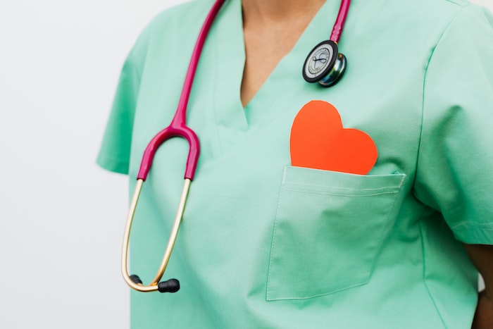 A dor no peito é preocupante em diversas situações, mas conhecer o sintomas de quando há sinal de infarto é essencial